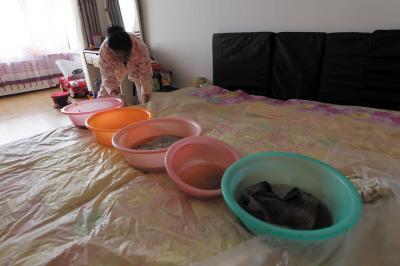 刚察楼上漏水，住户失联，小区没物管，业主维权难！律师来支招……